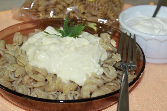 Bezlepkové cestoviny s omáčkou z kozej fety a kozej bryndze.