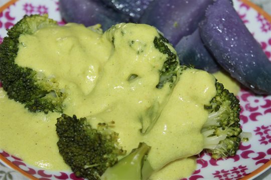 Brokolica na pare zaliata smotanovou omáčkou s varenými fialovými zemiakmi.