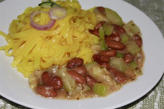 Fazuľovo-cuketové  soté s ryžovými rezancami
